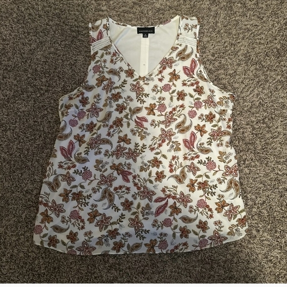 Red and Green Sleeveless Floral Tank Top - Picture 6 of 6